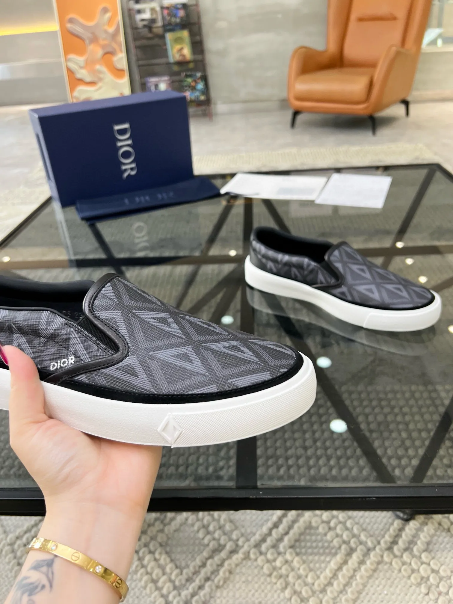 Factory price: 380💰D 🔍Top purchasing agent🇮🇹 Dior's super popular sneakers, popular sneakers, new products are synchronized with the counters. The uppers are imported cowhide from Italy. It is perfectly reproduced with complex craftsmanship that is a must-have for fashionistas. Imported soft water-dyed cowhide lining and foot pads Sole: The original sole is specially provided by the original factory, the exclusive movable molded sole is super comfortable, the original factory follows the order, 🔍🔍high quality, you can enter and exit the counter at will, welcome to compare, the code number is 39-44 (38 45 can be ordered)